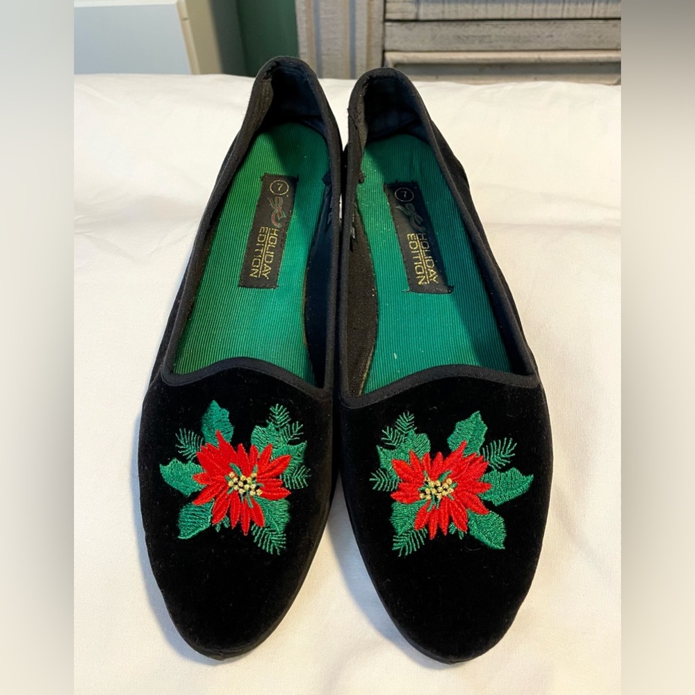 *EUC**VINTAGE* Christmas Editions Velvet Flats -Embroidered Poinsettia -Wmn Sz 7